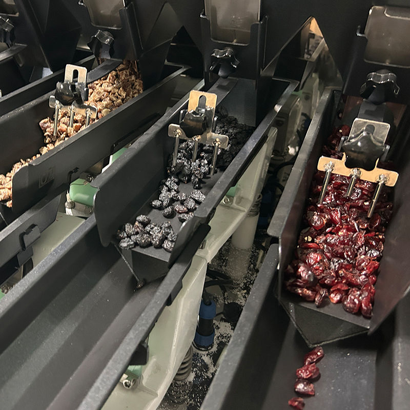 Kuş yemi Prefabrik torba ambalaj makinesi Köpek yemeği Kedim yemeği ambalaj makinesi Çok fonksiyonel Granül ambalaj ekipmanı Çok başlı tartıcı makinesi